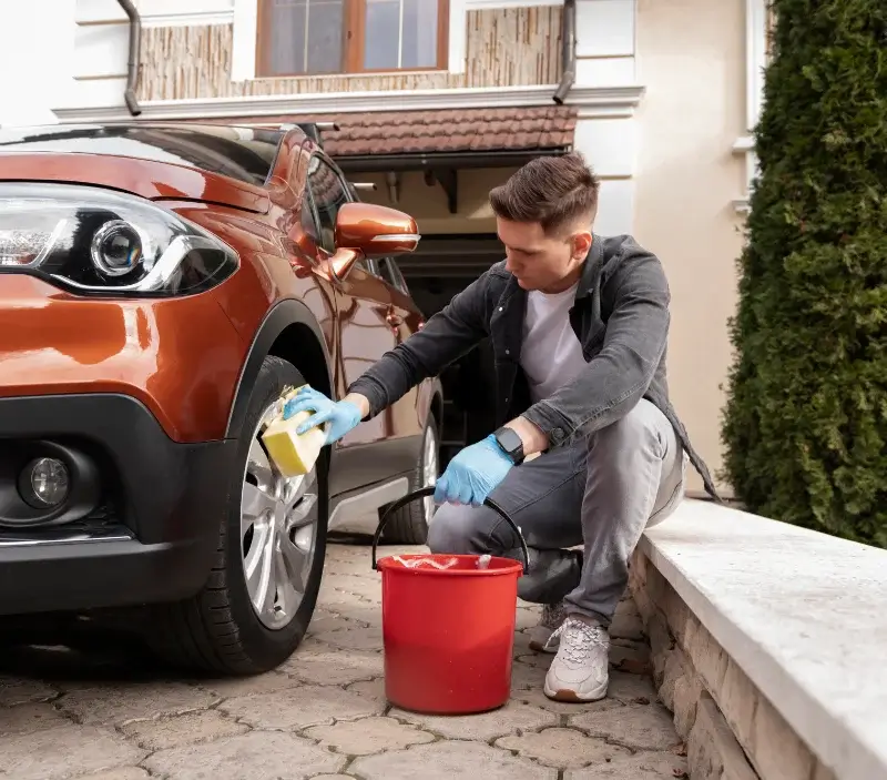 Lavage auto à domicile Varennes-Changy : professionnel intervenant sur un véhicule